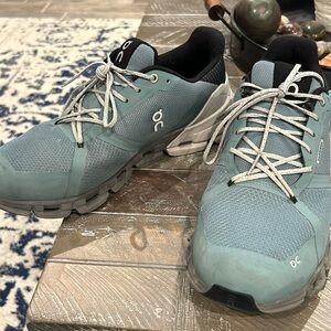 On cloud men’s shoes size 10